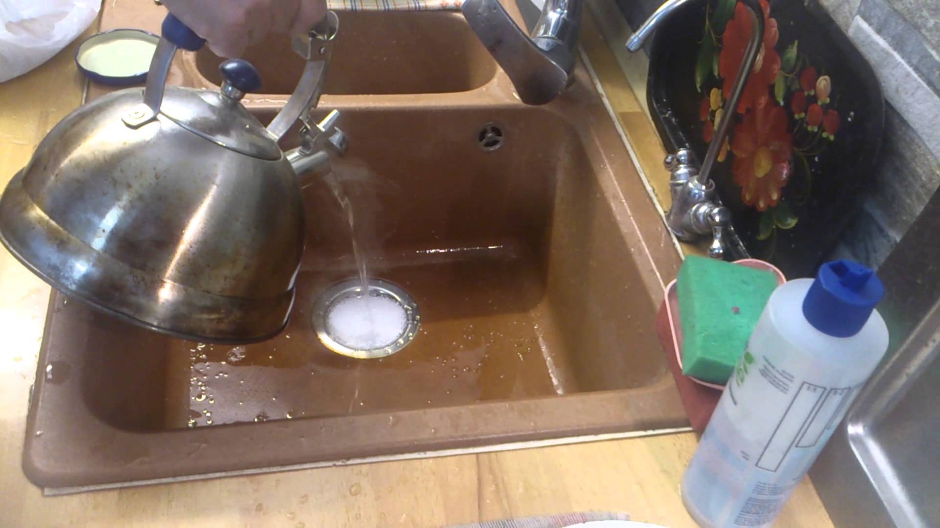 Залейте кипящую воду в. Засор в раковине. Прочистка раковины. Забилась раковина на кухне. Очистка раковины на кухне.