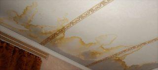 Отмыть потолок от желтых пятен