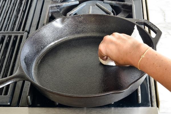 Как почистить чугунную сковороду от нагара в домашних условиях