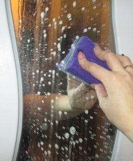 Как отмыть зеркало в ванной от пятен