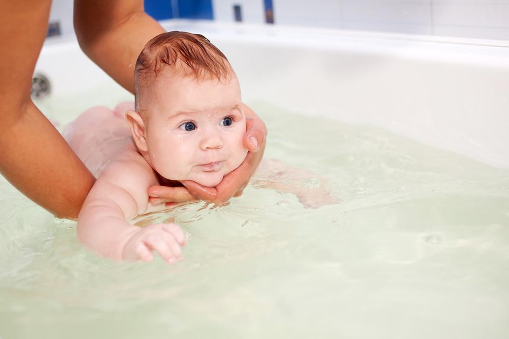 Грудничка после купания. Малыш в ванной. Малыш купается. Купание грудного ребенка. Купание новорожденного в ванной.