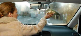 Как отмыть жирное стекло в машине