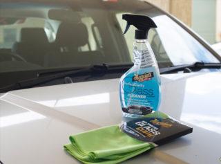 Как отмыть стекло автомобиля без разводов