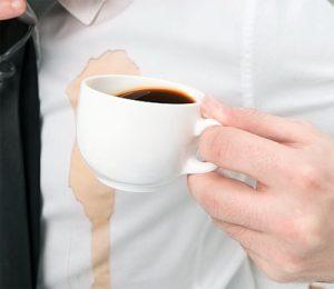 Чтобы эффективно вывести кофейное пятно необходимо быстро застирать испачканную вещь