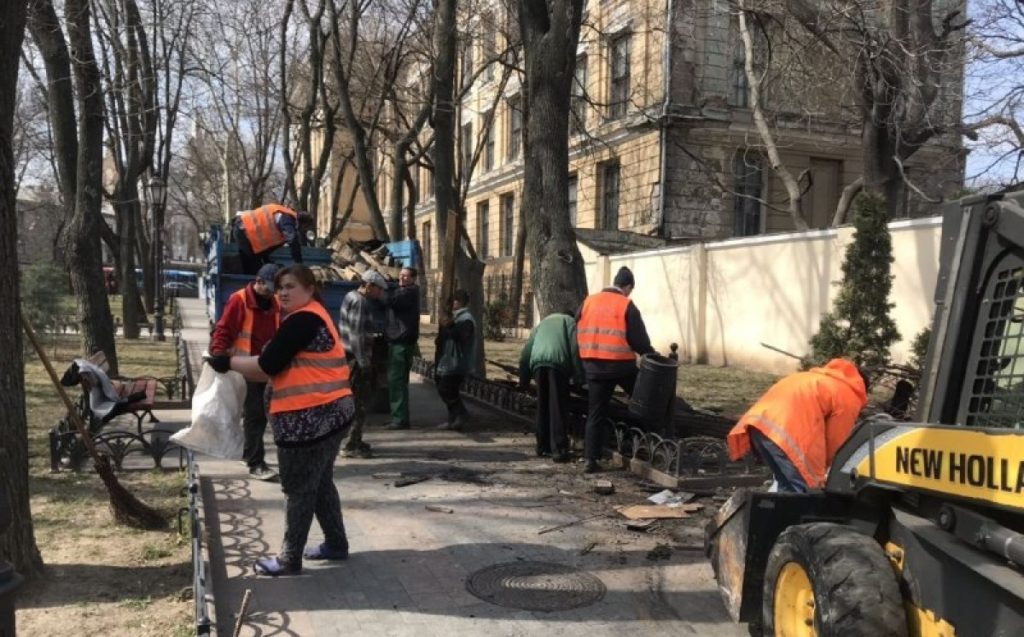 Уборка придомовой территории фото