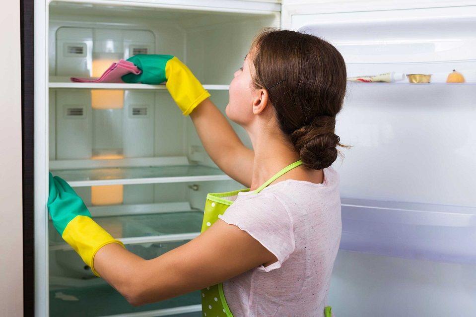 Этот неожиданный лайфхак поможет вам почистить холодильник за пару минут