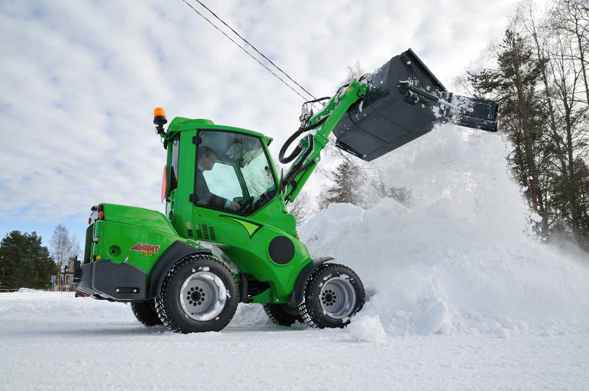 Купить погрузчик для уборки снега. Минитрактор Авант снегоуборщик. Трактор Авант 528 для уборки снега. Трактор Bobcat для уборки снега. Мини погрузчик Авант.