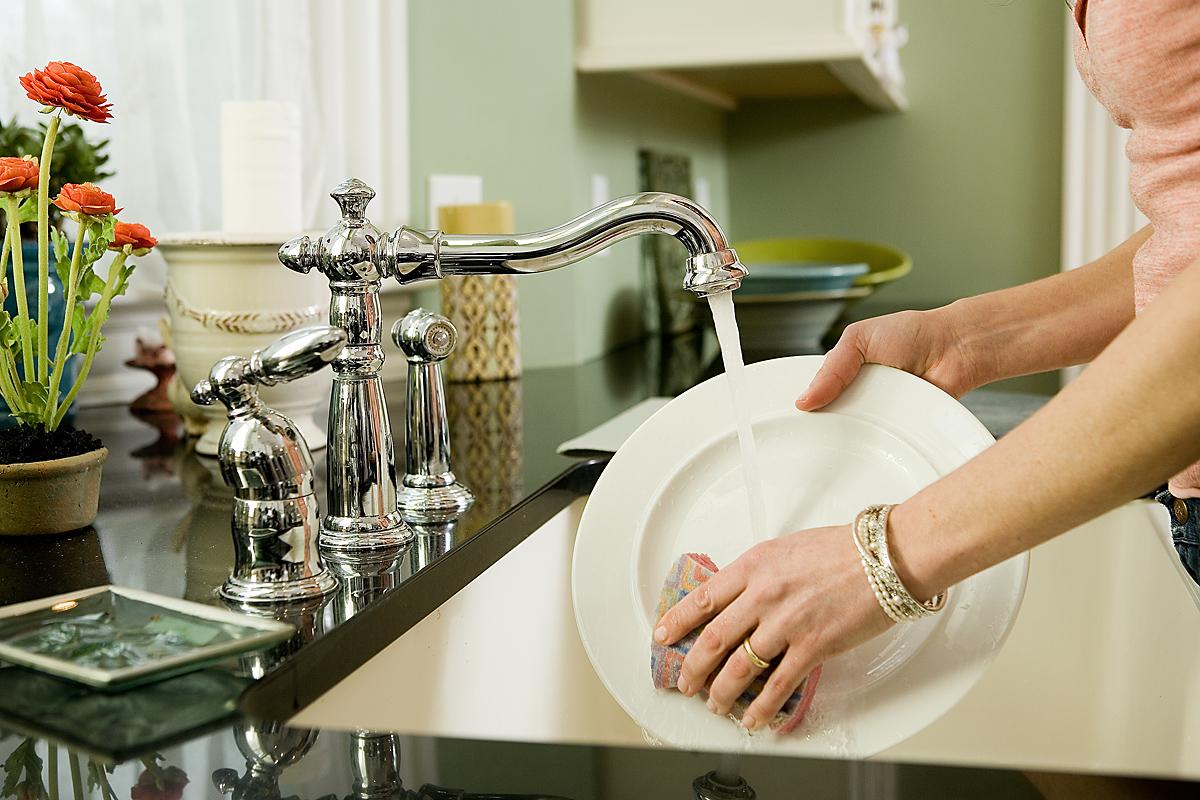 Мыть посуду сразу. Мойка посуды. Чистая посуда в раковине. Раковина для мытья посуды. Гигиена посуды.