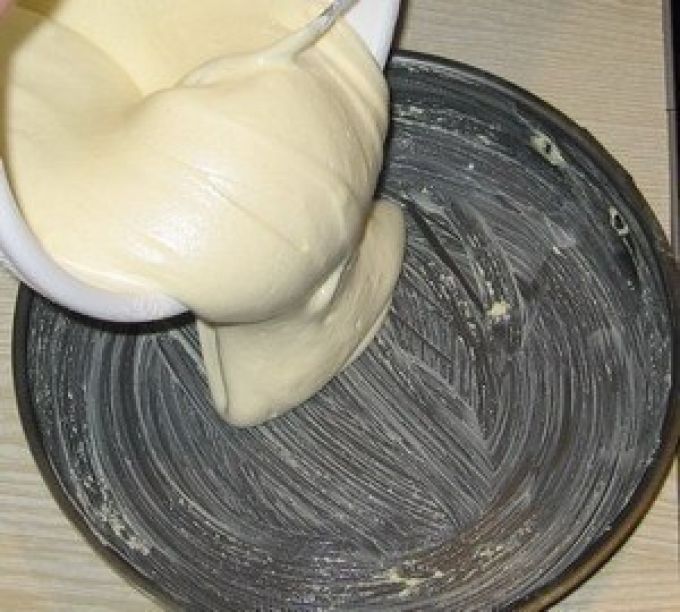 Смазывать ли маслом силиконовые формы. Выложить тесто в форму. Вылить тесто в форму. Вылить тесто в формочки. Тесто в форме для выпечки.